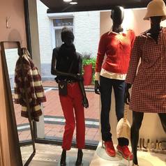 Nouvelle vitrine dans votre boutique la Rebelle 😍 Le rouge est une couleur tendance pour cet hiver…Venez vite découvrir la collection en boutique. #nouvellevitrine😍 #rouge #tendance2023 #larebellehazebrouck #hazebrouckmaville