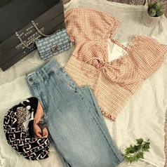 Aujourd’hui c’est l’esprit rétro qui est mis à l’honneur avec le haut smocké rosé de chez #Numph, et son jeans taille haute pour garder l’esprit vintage. Le sac #Luijo et son foulard imprimé seront parfait pour finaliser la tenue printanière 🌺. #  #  #larebelle #tenuedujour #lookdujour #cestleprintemps #jeans #numph #liujo #ideetenue #tendance #hazebrouckmaville #shopping #boutiqueenligne #boutiqueindependante #entreprisefamiliale #entreprisefrancaise #modefemme #mode #eshop #denim #jeans #foulard #retro